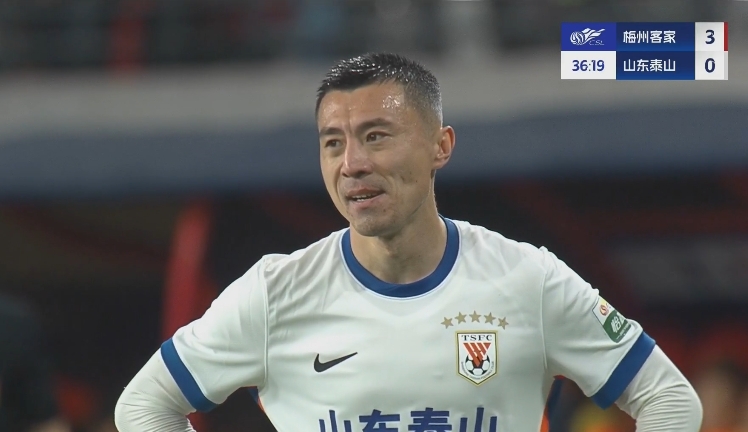 34分钟0-3落后!36岁郑铮苦笑36岁大雷沮丧 替补席黄政宇神态轻松